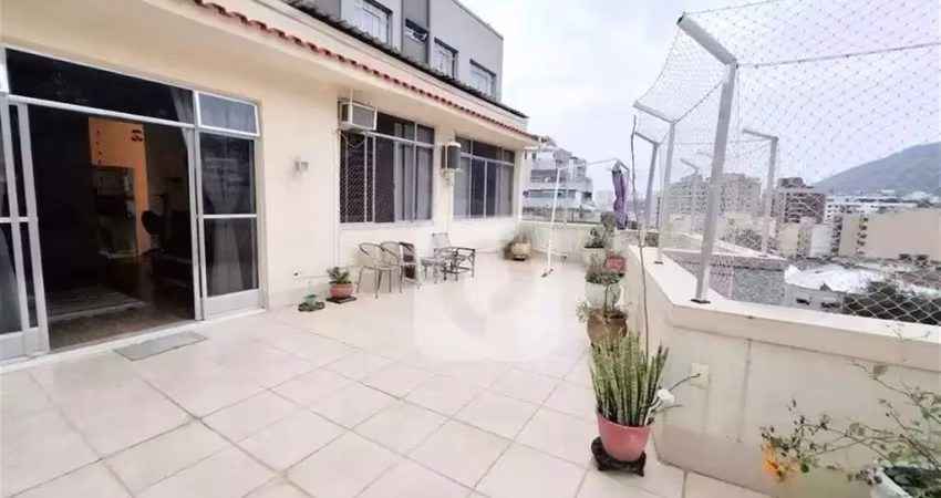 Cobertura 2 quartos, sendo 1 suíte