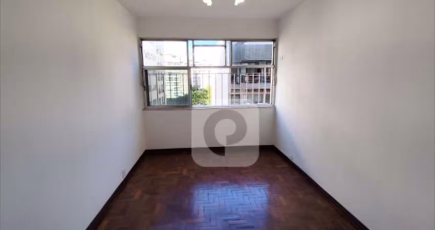 Apartamento de dois quartos com a dependência revertida, vaga e junto ao metmetrô!