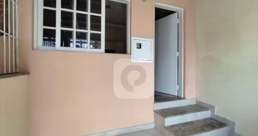 Casa com terraço, dois quartos junto ao centro do rio  e pronta para morar!