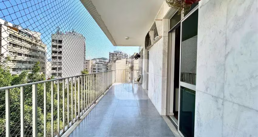 Apartamento de 3 quartos com varanda e 2 vagas de garagem .