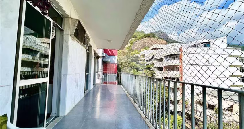 Apartamento de 3 quartos com varanda e 2 vagas de garagem .