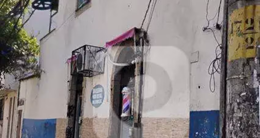 Charmoso sobrado no catumbi, com dois lojas já alugadas.