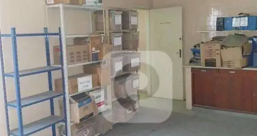 Prédio comercial com 8 salas, no centro da cidade. precisa de obra.