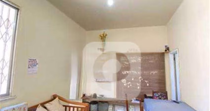 Casa de dois andares, tipo apartamento, sem condomínio e IPTU