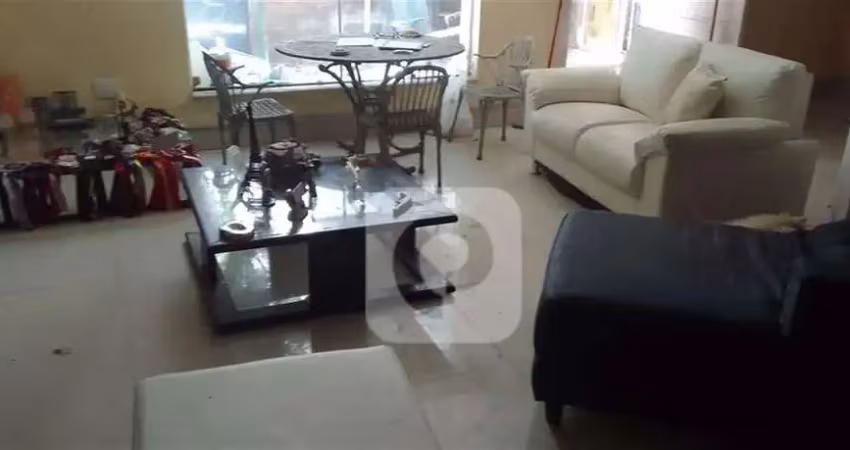 Casa ampla com 5 quartos e piscina  próximo rua das laranjeiras