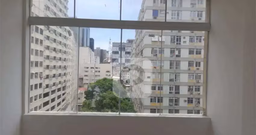 More em um apartamento no centro próximo a estações de metrô e vários serviços públicos!
