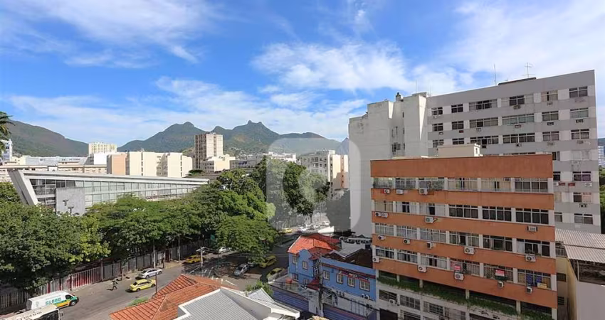 Conjugado com banheiro reformadíssimo e linda vista ao lado do Metrô estação Saens Peña.