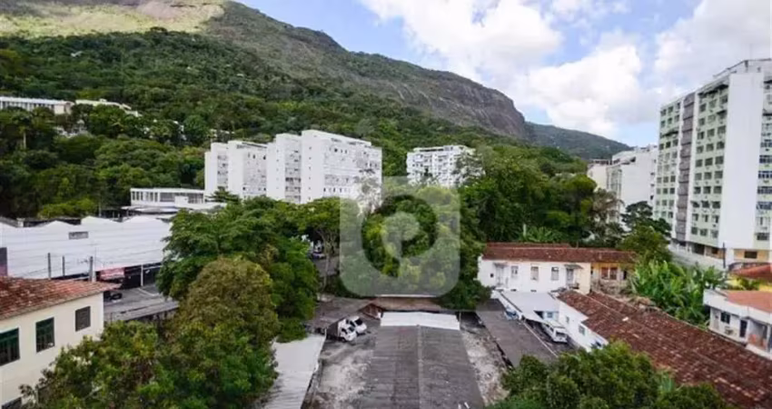 Apartamento com 2 quartos + dependência 68m² na tijuca
