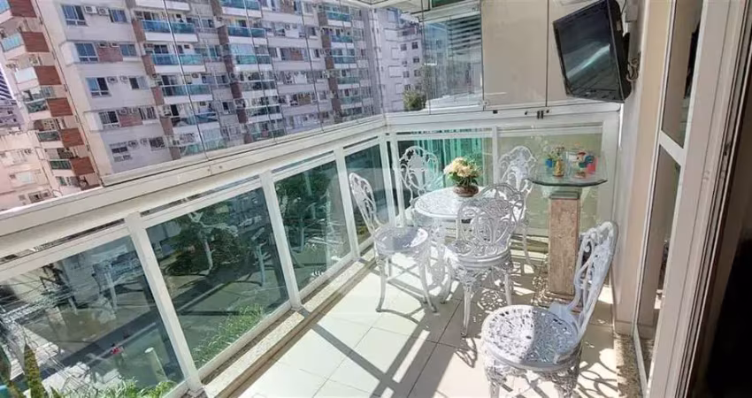 Tijuca. 3 quartos com varandão e 1 vaga. alto padrão.