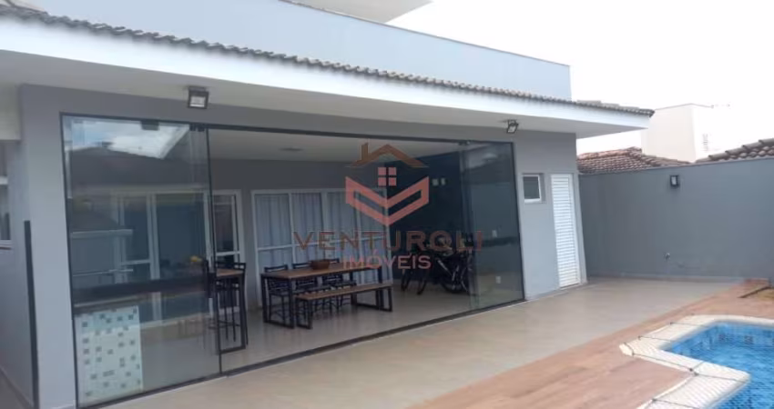 Casa de Condomínio com 3 Quartos sendo 2 suítes.