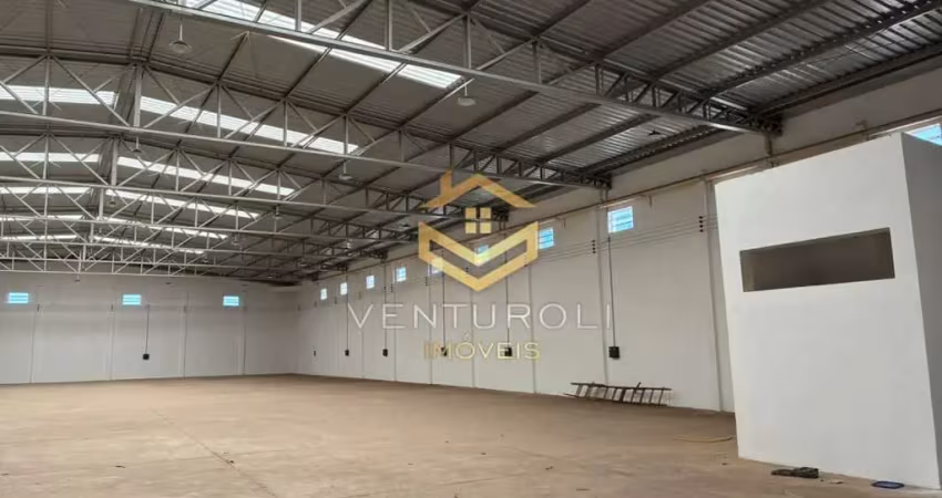 Barracão com 1.250  m² de área construída com recuo e acesso para rodovia, total de area 1.500 mt.