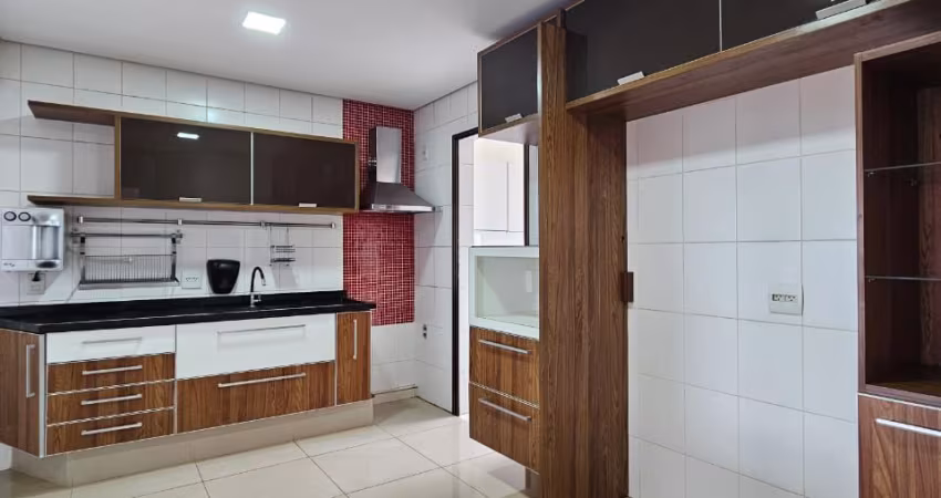 Apartamento 140m² com 3 Dormitórios (1 Suíte) – Amplo e Bem Localizado