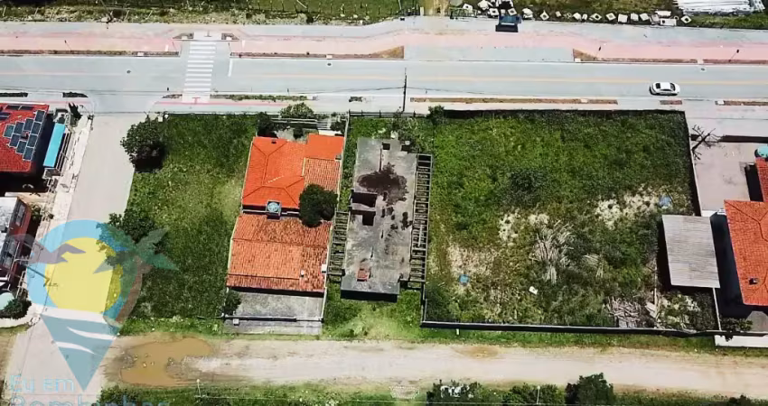 Terreno com obra iniciada á 360m da praia de mariscal