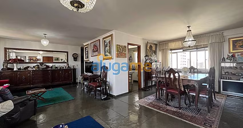 Apartamento mobiliado no centro com 180 m², 4 dormitórios (2 suítes), portaria e elevador.