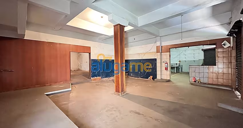Galpão comercial na Vila Maceno, rua movimentada, com 300 m² e 3 ambientes.