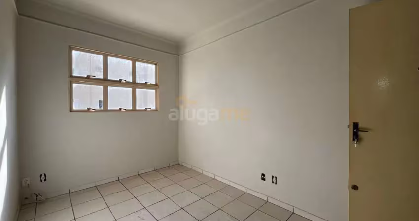Apartamento próximo a unesp, com 02 dormitórios, banheiro reformado e vaga de garagem.