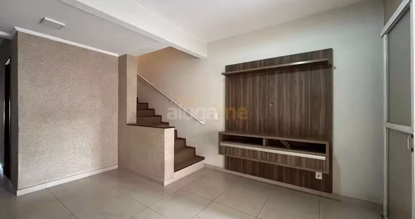 Sobrado no condomínio villa borghese ii, com 02 dormitórios e 02 vagas, frente ao lazer.