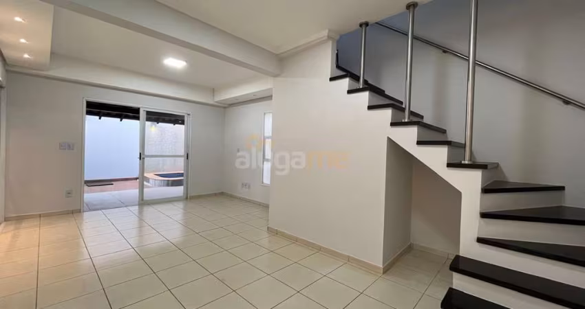 Sobrado no condomínio Las Palmas, zona sul, com 3 dormitórios, 2 banheiros, piscina e varanda com churrasqueira.