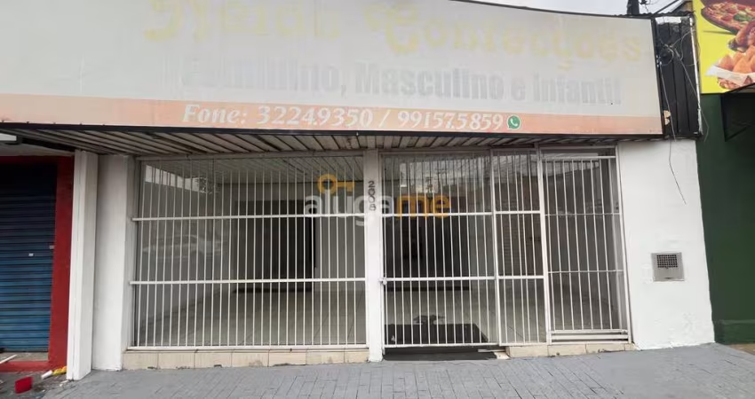 Salão comercial com ampla fachada, com cozinha e edícula nos fundos.