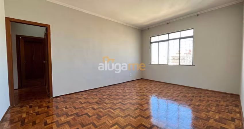 Apartamento amplo no centro, com 03 dormitórios (01 suíte) rico em armários, 01 vaga, portaria e elevador, andar alto.
