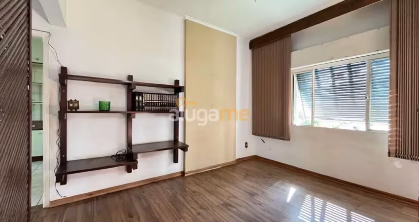 Apartamento no centro (edifício maria celeste), com 02 dormitórios, 01 banheiro e 01 vaga, com portaria e elevador.