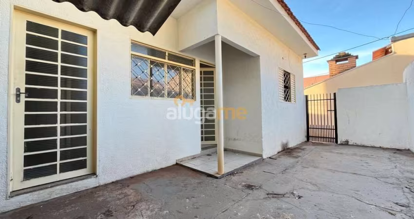 Casa de fundos no Eldorado, com 1 dormitório com armário e quintal amplo.