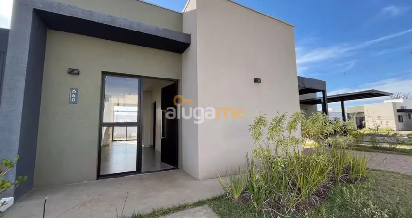 Casa nova no condomínio fenhouse, com 03 dormitórios (1 suíte), rica em armários e com churrasqueira.