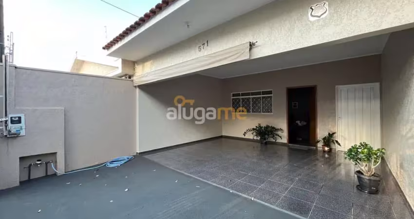 Casa com 03 dormitórios (01 suíte), 02 vagas e fundo coberto com cozinha, no bairro romano calil (sem mobília).