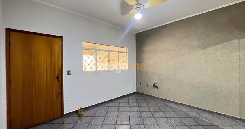 Casa com 03 dormitórios (01 suíte), 02 vagas e fundo coberto com cozinha, no bairro romano calil (sem mobília).