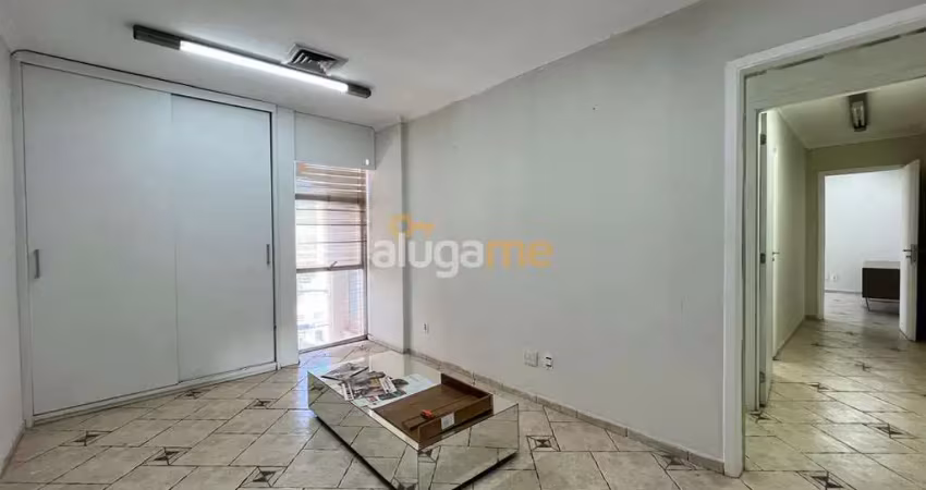 Sala comercial no edifício nagib gabriel, com 03 salas, banheiro, e 01 vaga de garagem exclusiva.