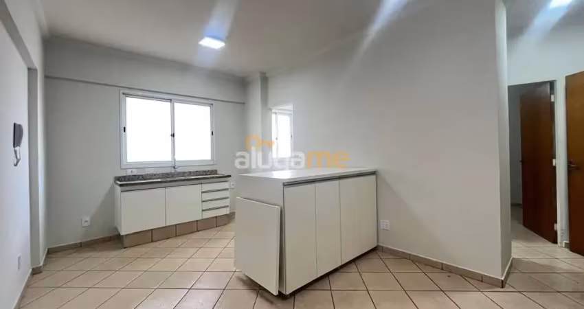 Apartamento com 01 dormitório e 01 banheiro, com sala e cozinha integrada, elevador e garagem.