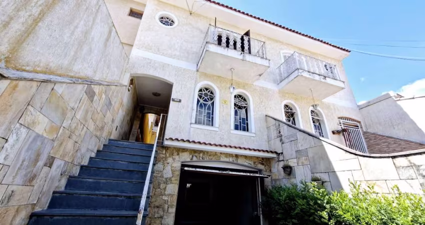 Confortável sobrado para venda com 3 quartos, sendo 1 suíte, 102m²