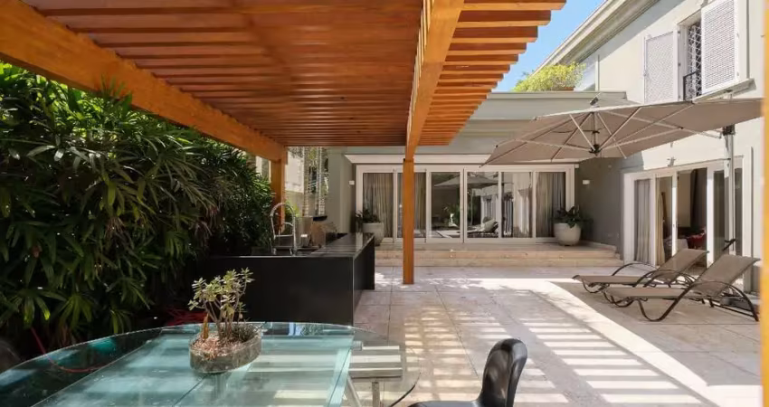 Versátil casa tipo para venda com 4 quartos, sendo 4 suítes, 582m²