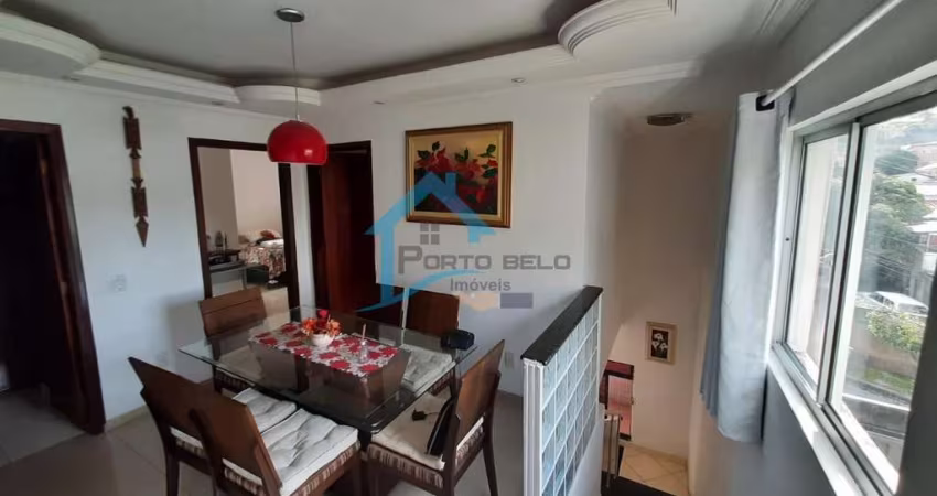 Casa para Venda em Contagem, Centro, 8 dormitórios, 1 suíte, 4 banheiros, 3 vagas