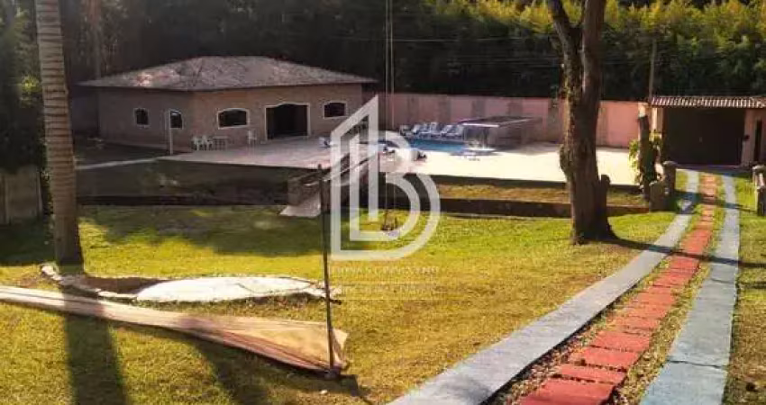 Maravilhosa chácara com 11.000m², piscina aquecida, lagos e coxeira