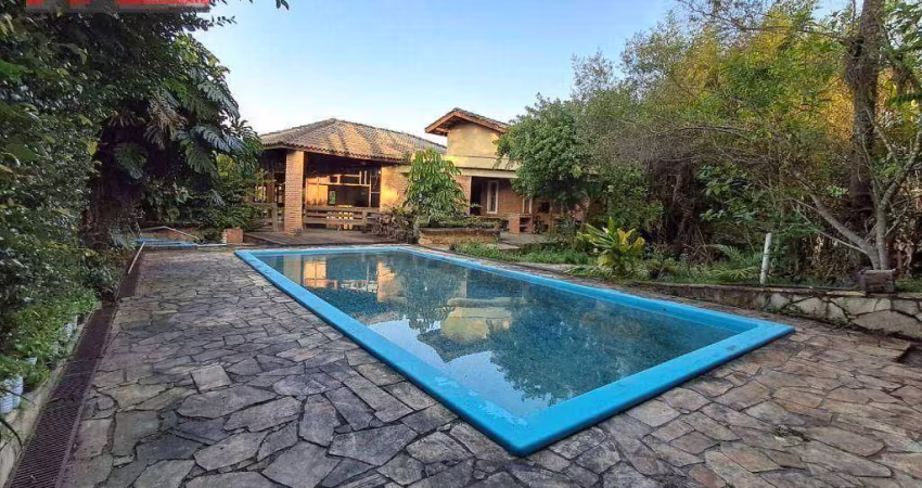 Sobrado no Condomínio Granja Viana II, 1.090m² de Terreno, 440m² de AC, 4 quartos