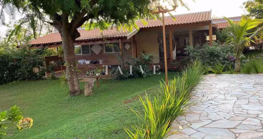 Chácara à venda, 6 mil m², casa com 250m² úteis, 3 quartos sendo 1 suíte, poço artesiano, baia de c