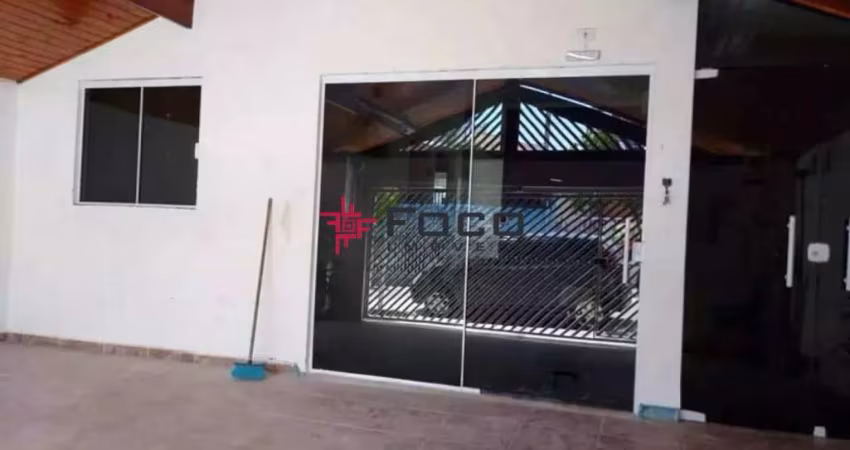 Vende-se linda casa com 2 quartos, sala, cozinha, e banheiro.