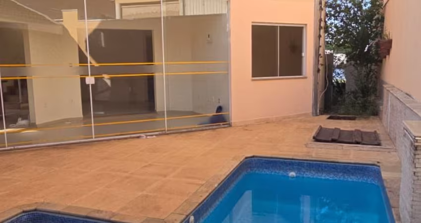 Casa condomínio / Terras do Vale / 03 Dormitórios / 01suíte / 04 vagas / 165m²AC / 300m²TE - Caçapava -SP.