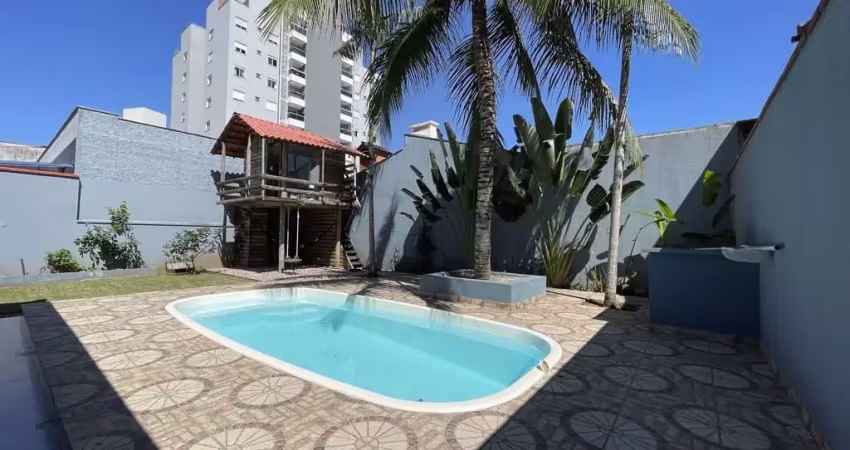 Casa à venda com 03 quartos sendo 01 suíte, 260m2, averbada, piscina e casa de boneca no Bairro Santo Antônio em Joinville