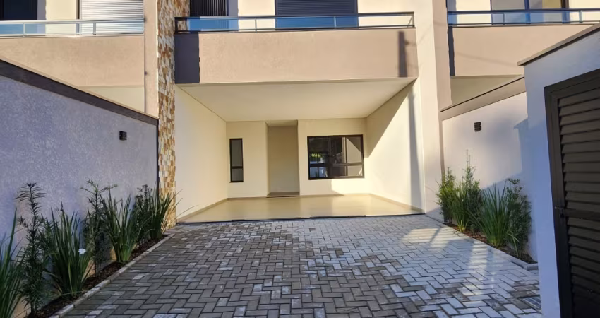 Excelente sobrado com 156m2 privativos, 3 quartos sendo ampla suite, 2 vagas e espaçoso quintal de fundos