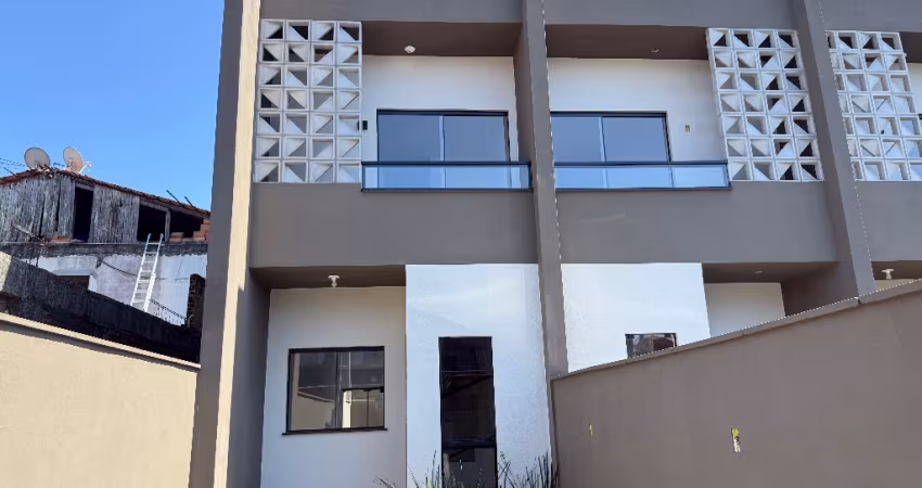 Lindo Sobrado localizado no Iririú, com 2 suites, 81m2 privativos e amplo espaço de fundos
