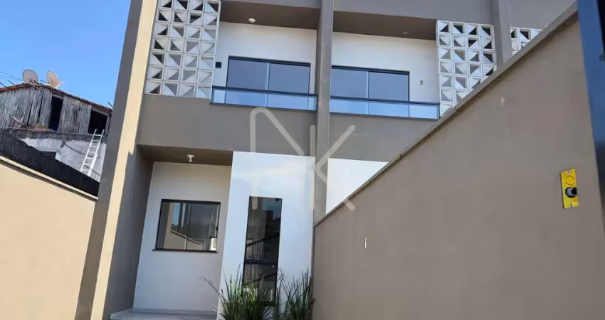 Lindo sobrado localizado no iririú, com 2 suites, 81m2 privativos e amplo espaço de fundos
