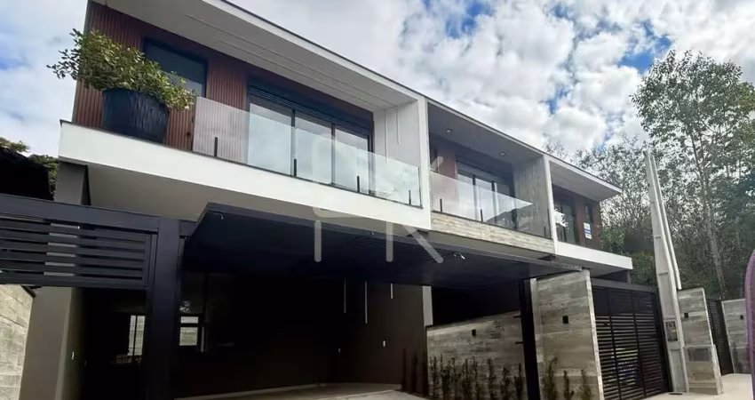 Sobrado com 3 quartos, suíte master, 4 vagas e deck – anita garibaldi - joinville