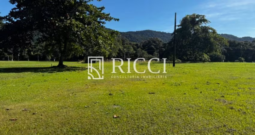 Terreno de 1.200 m² em condomínio de luxo no Jardim Acapulco, Guarujá-SP: sua oportunidade de investimento!
