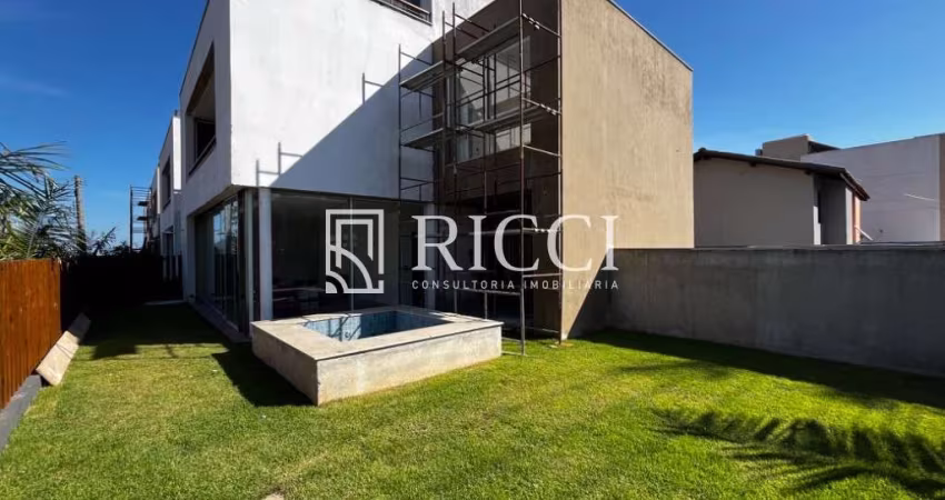 triplex, 4 suítes, pé na areia, jacuzzi e churrasqueira privativa