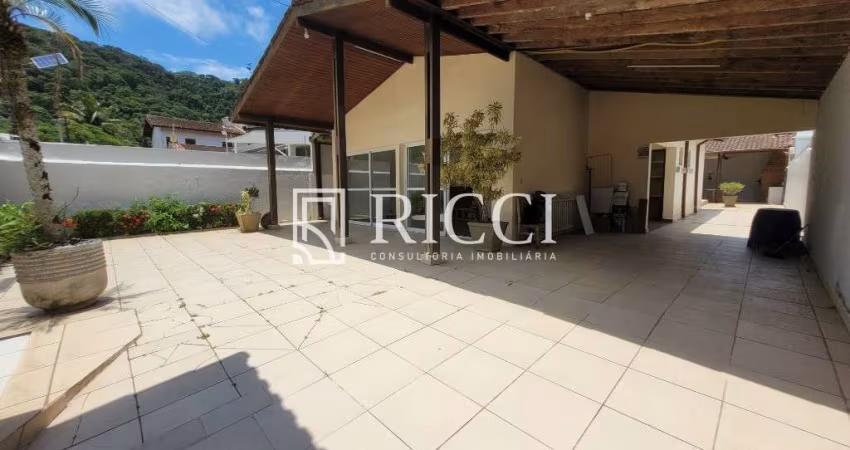 Casa à venda em Guarujá! Oportunidade pertinho da praia.