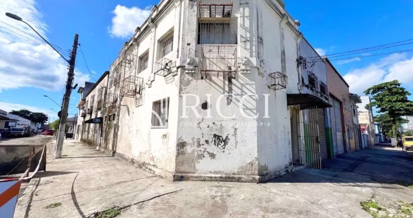 Prédio à Venda no Estuário em Santos com 8 salas
