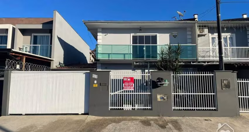 Casa com 3 quartos para alugar na Rua Padre Bernardo, 523, Nova Brasília, Joinville