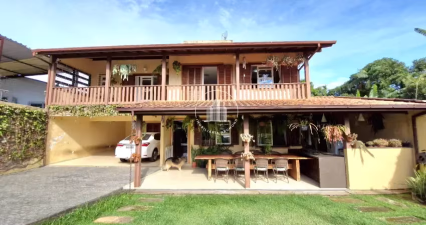 Linda casa com 3 quartos.